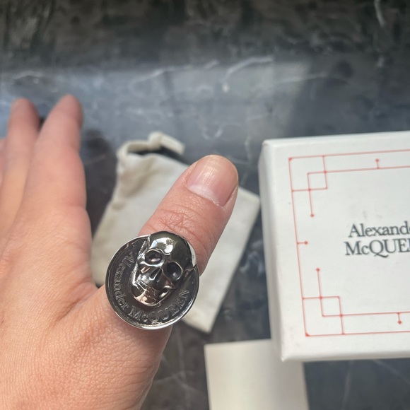 New Alexander McQueen skull ring - Picture 3 of 5